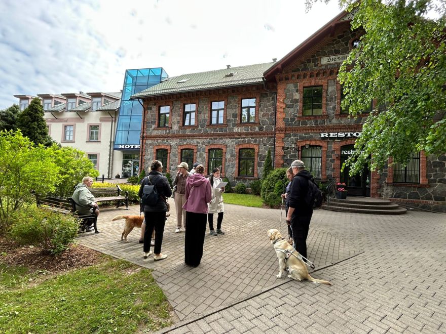 FOTO: Vēsturi varēs "redzēt" arī bez redzes: Siguldā veido jaunu pastaigu maršrutu