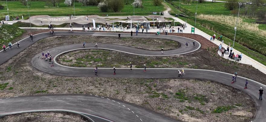 Foto, video: Tīrainē svinīgi atklāta jaunā skrituļošanas trase