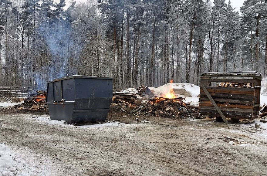 Foto: VVD Aconē atklāj neatļautu atkritumu dedzināšanu