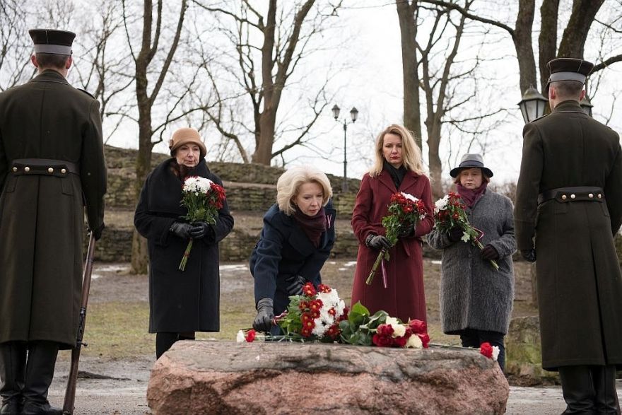 Foto: Ziedu nolikšanas ceremonija barikāžu aizstāvju atceres dienā
