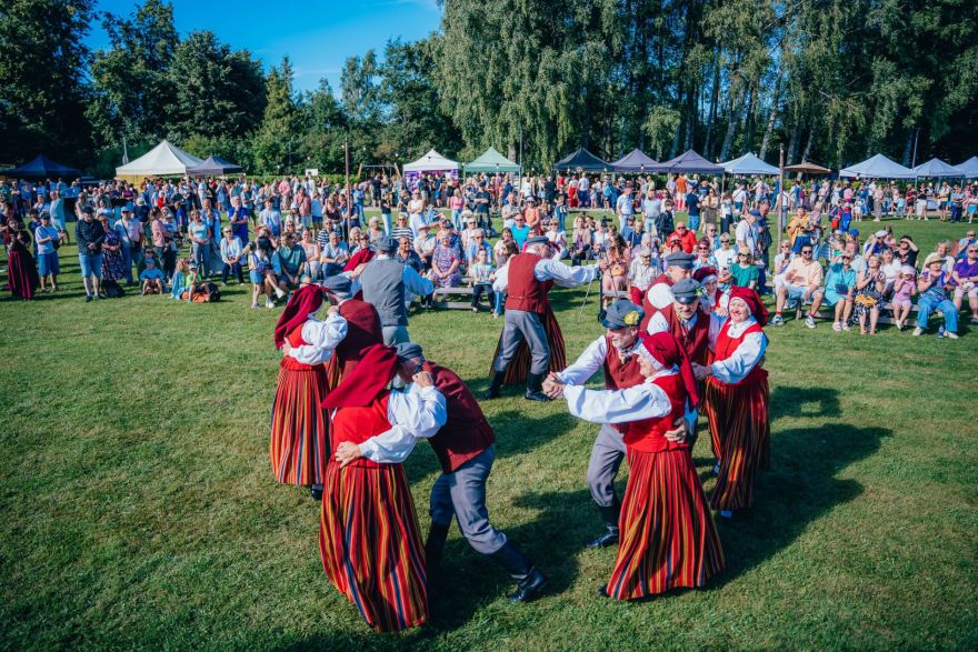 FOTO: Zvejniekciemā aizvadīti krāšņi Ostas svētki ar koncertu, zivīm un dažādiem brīnumiem