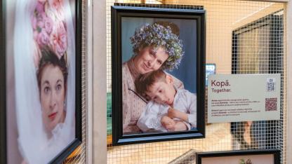 Attēls rakstam: Fotogrāfiju izstādē "Ziedu skaņa" atklāj cilvēku ar īpašām vajadzībām stāstus