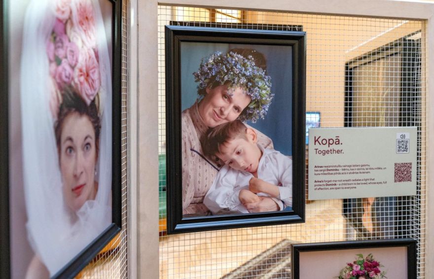 Fotogrāfiju izstādē "Ziedu skaņa" atklāj cilvēku ar īpašām vajadzībām stāstus