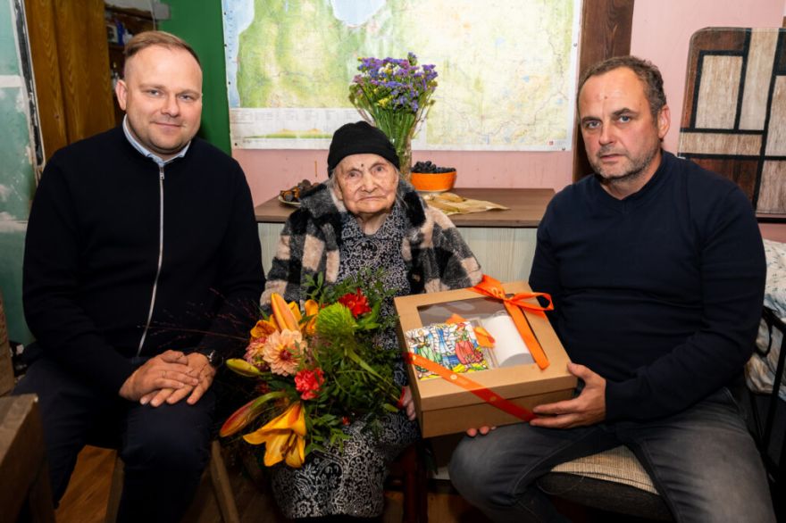 Gadsimts dzīvesgudrības: Mālpils pagastā sveic 100 gadus sasniegušu gaviļnieci