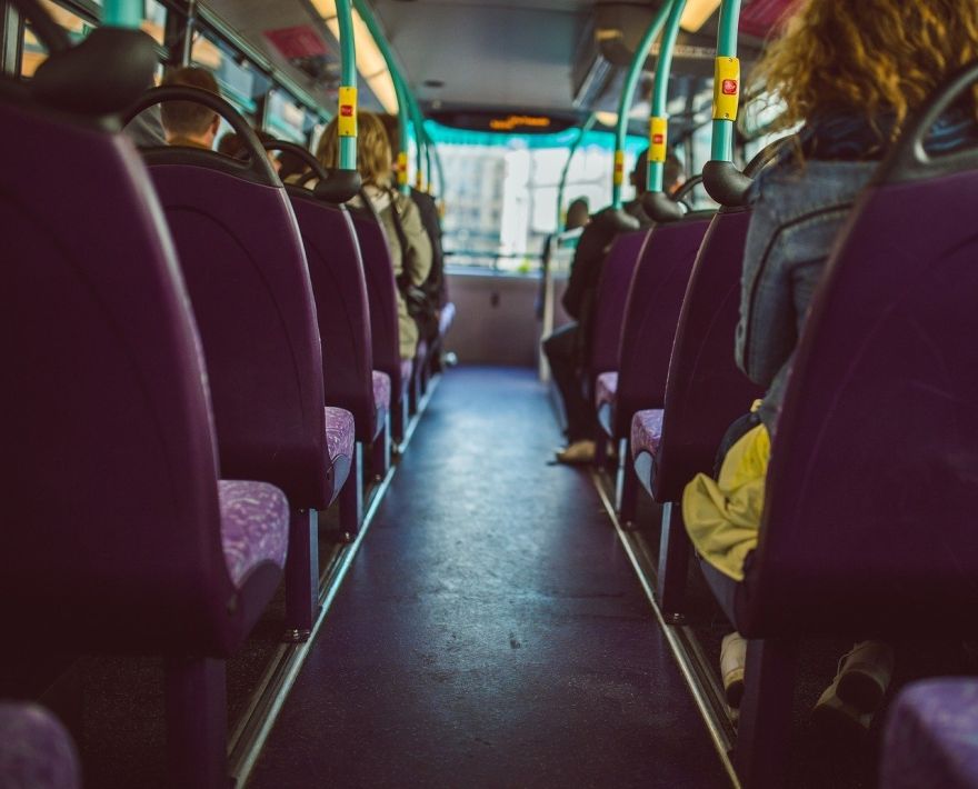 Gaidāmas izmaiņas vairākos sabiedriskā transporta maršrutos uz Jūrmalu