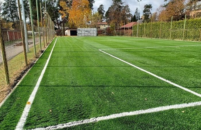 Garkalnē atjaunots futbola laukuma segums