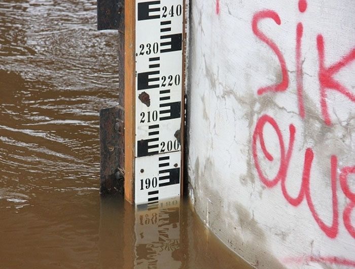 Gaujā pie Carnikavas ievērojami cēlies ūdens līmenis, to sāk norobežot ar smilšu maisiem