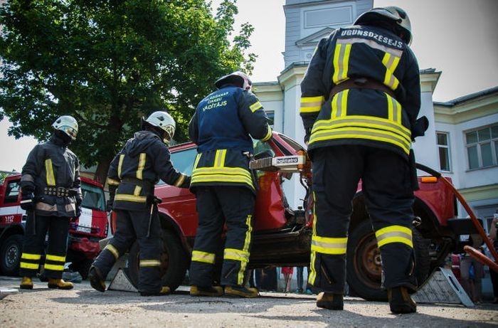 Glābēji Pierīgā savākuši izlijušu degvielu un dzīvsudrabu