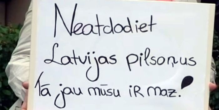 Gluži kā šausmu filmā: policisti visu acu priekšā tvarsta divus mazus bērnus, lai nošķirtu viņus no mātes (papildināta)