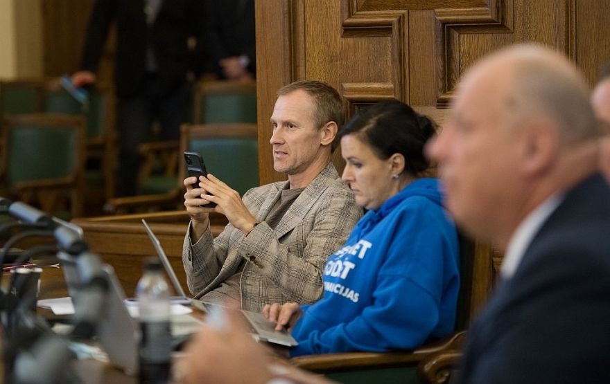 Gobzemu rosinās izslēgt uz vairākām Saeimas sēdēm par parlamenta sēdes traucēšanu
