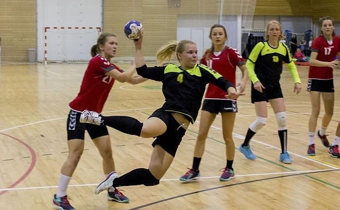 Handbola spēlēs panākums tikai Stopiņu dāmām