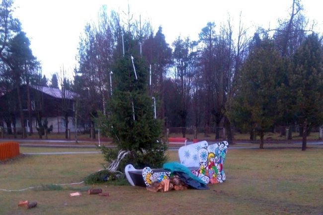 Huligāni apskādējuši Ziemassvētku egli Inčukalnā