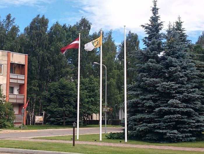 Iedzīvotāja: Baložos ignorē likuma normas par valsts simbolikas izmantošanu