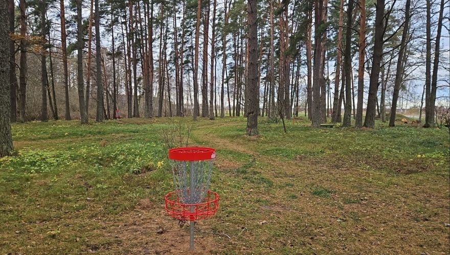 Iedzīvotājiem atvērts jauns disku golfa laukums Piņķos