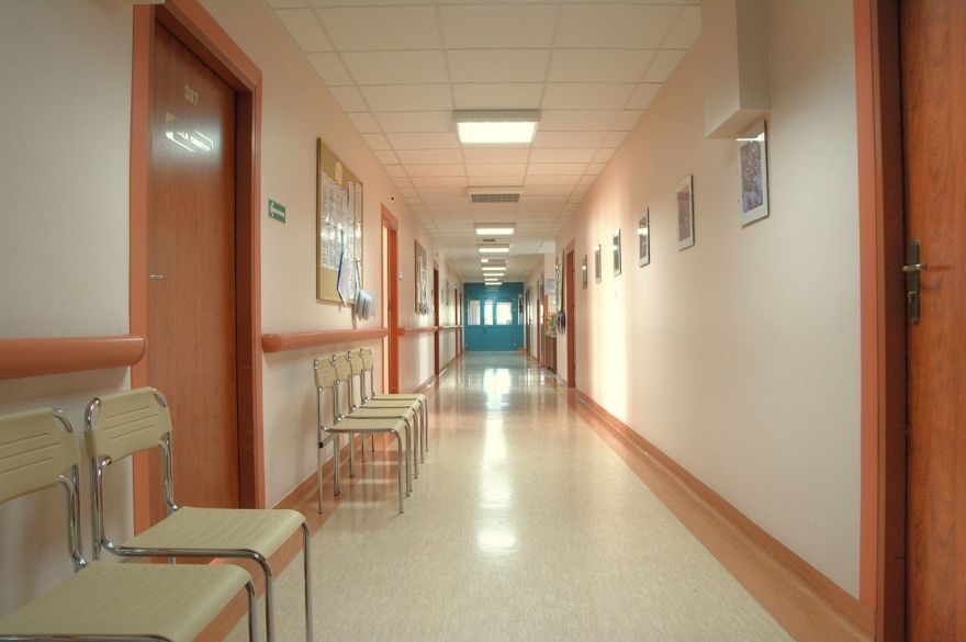 Iekļūšanai ārstniecības iestādēs ikvienam apmeklētājam būs jāveic Covid-19 "ātrais tests"