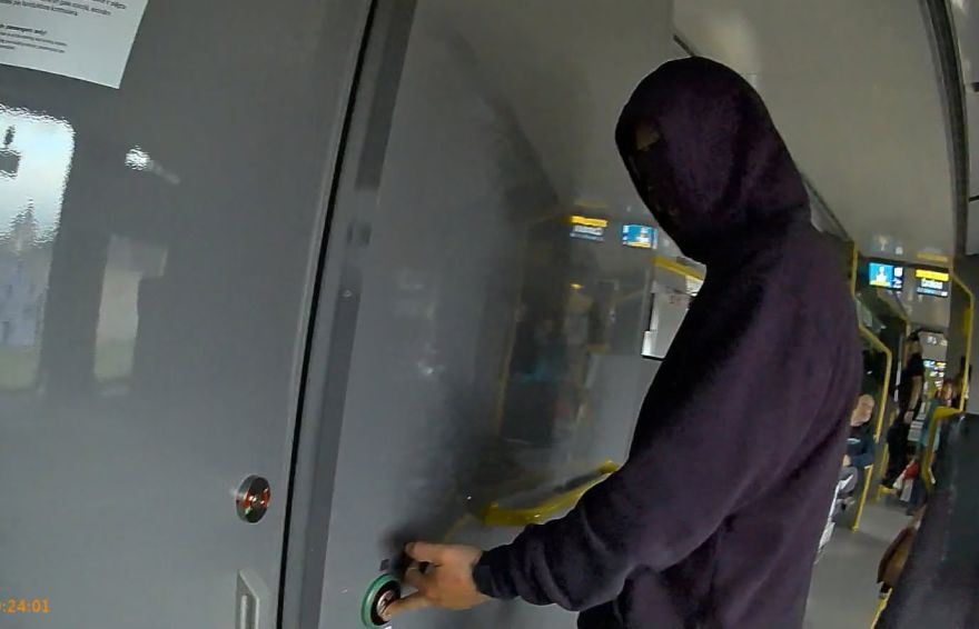 Iereibis pasažieris vilcienā rada bažas par citu drošību; iejaucas policija