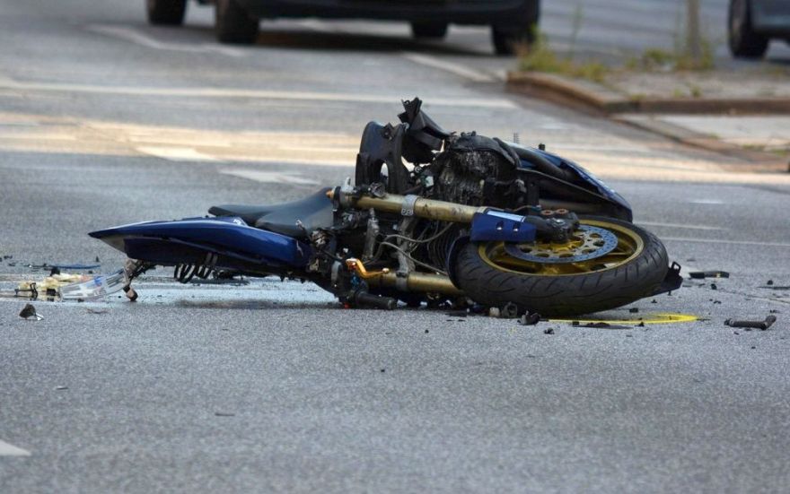 Ietriecoties aizsargbarjerā, Salaspils novadā dzīvību zaudējis motociklists