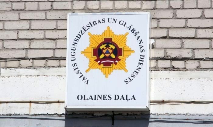 Ietriecoties daudzstāvu mājā, automašīna Olaines novadā sabojā gāzes cauruli
