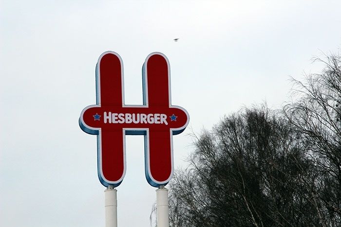 Ilgojas pēc baseina, priecājas par "Hesburger"