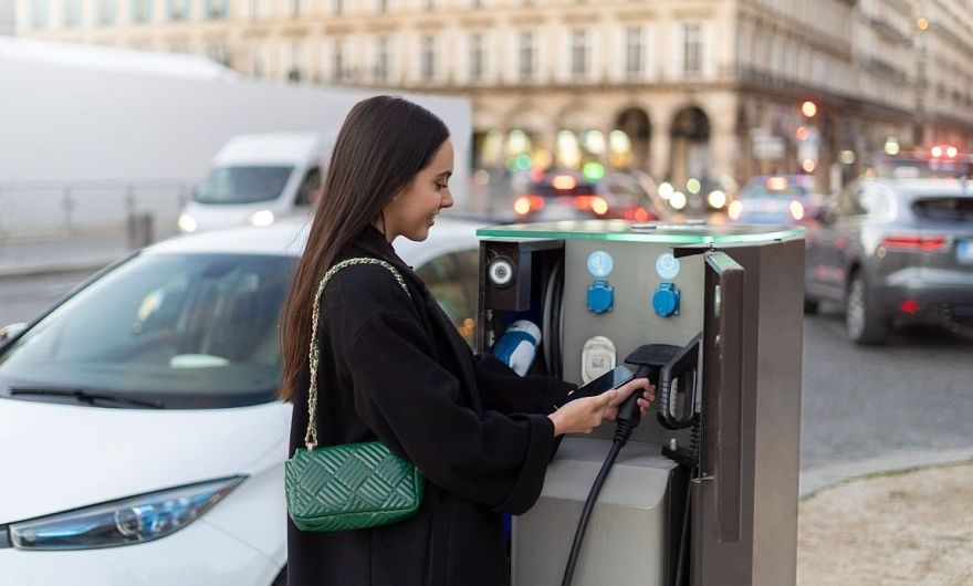 Ilgtspējīga pilsētvide un elektroauto: kā uzlādes infrastruktūra to atbalsta?