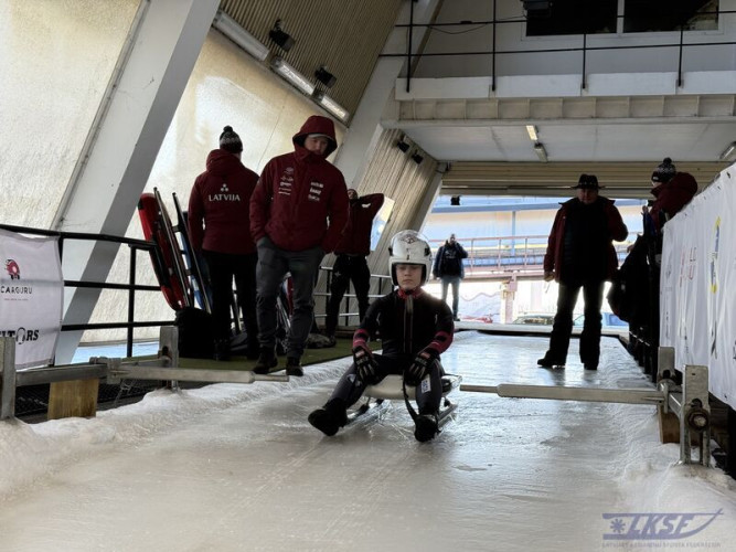 Foto: Siguldā noskaidroti "Rāmkalnu" kausa laureāti kamaniņu sportā jauniešiem