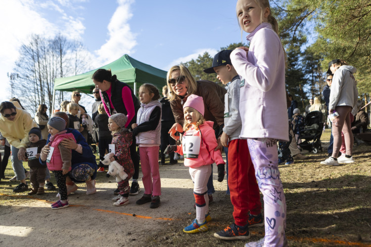 Foto: Pirmais pavasara kross Jaunmārupē pulcē dalībnieku rekordskaitu