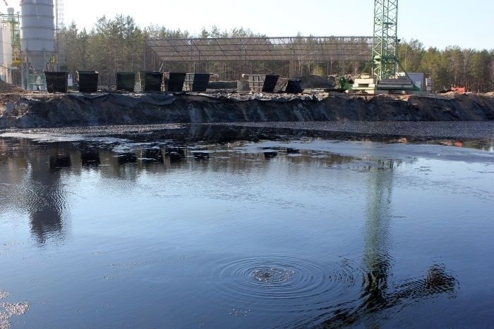 Inčukalna gudrona dīķus pārklāj ar plēvi; tos varētu atsākt smelt nākamgad 