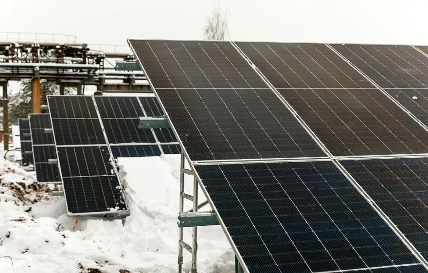 Investējot 3,3 miljonus eiro, "Olainfarm" teritorijā top saules paneļu parks