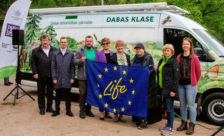 Īpaši pārbūvētā un aprīkotā mikroautobusā izveidota pārvietojamā dabas izglītības ekspozīcija