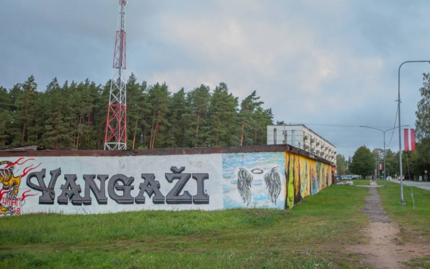 Ir jāatrod piemērotāka vieta! Vangažu iedzīvotāji turpina cīnīties par savu taisnību atkritumu šķirošanas laukuma sakarā
