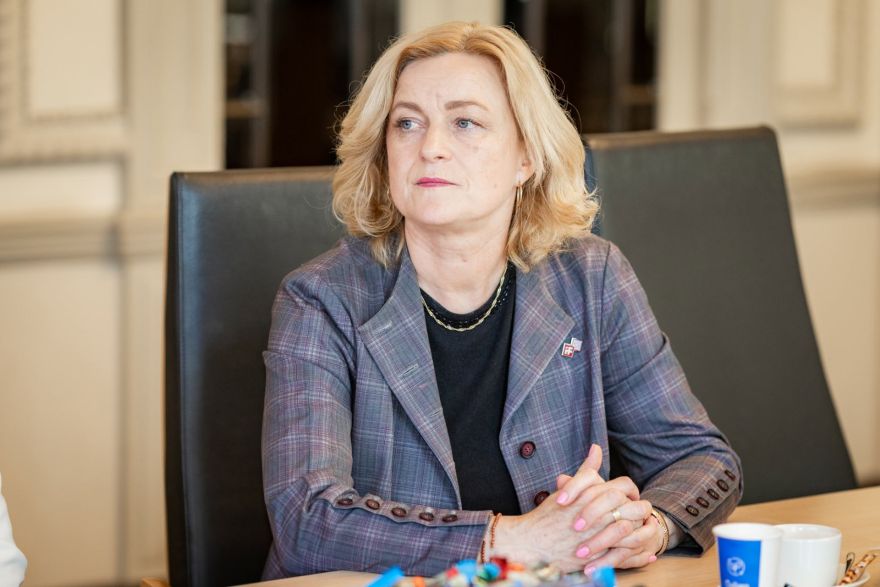 "Izglītības trilleris" amatu tomēr nemaksā: Saeimā asas diskusijas par Indriksones reformām