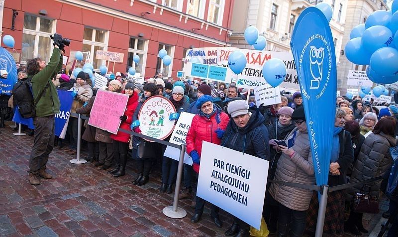 Izglītības un zinātnes darbinieku arodbiedrība draud ar pedagogu protestu martā