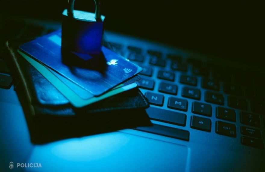 Izjaukts starptautisks noziedzīgs tīkls, identificēti simtiem "naudas mūļu" no Latvijas