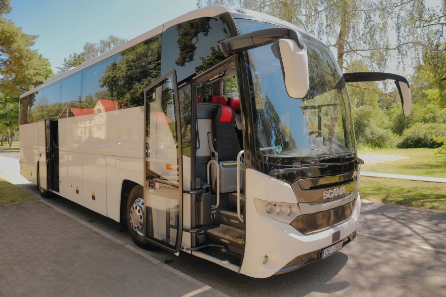 Izmaiņas transportā skārušas daudzus: Saulkrastu iedzīvotājus aicina neklusēt un aizpildīt aptauju
