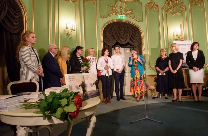 Iznākusi grāmata "Rolanda Kalniņa telpa"