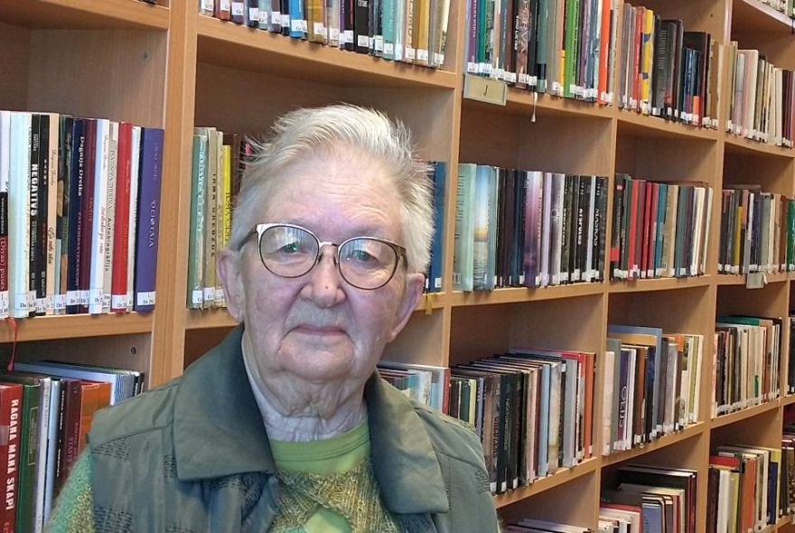 "Ja acis vēl rāda, kam tās sataupīšu." 88 gadus vecās priekulietes aizraušanās ir grāmatas