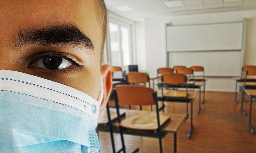 Ja skola ar vecākiem varēs vienoties, sejas maskas centralizēto eksāmenu rakstīšanā nebūs obligātas