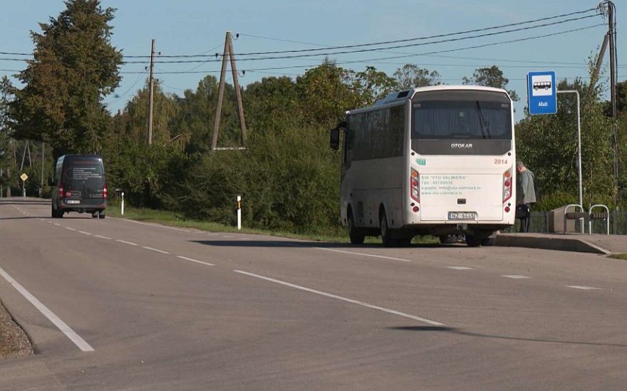 Jāstāv kājās vai jāpaliek pieturā: Siguldas novadā neapmierināti ar jauno pasažieru pārvadātāju
