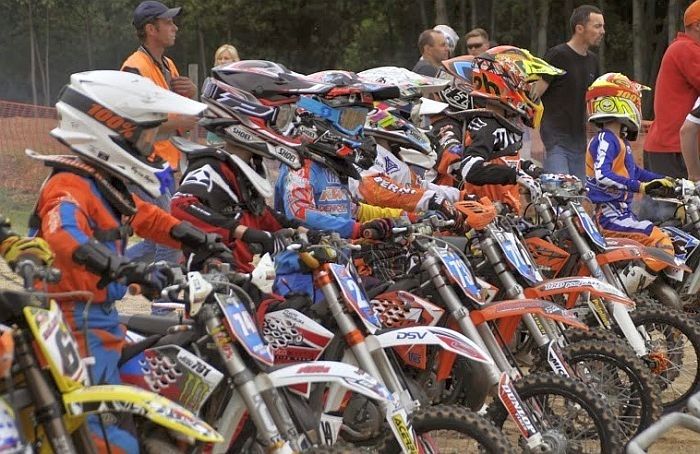 Jaunie motokrosa braucēji sacenšas Olainē