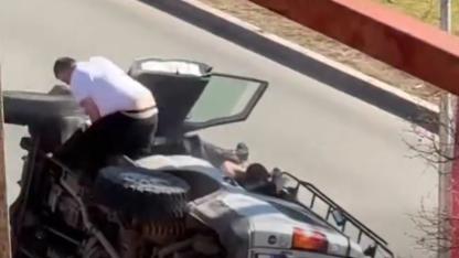 Attēls rakstam: Jaunmārupē apgāzies auto ar sešiem cilvēkiem salonā - viņu vidū arī bērni