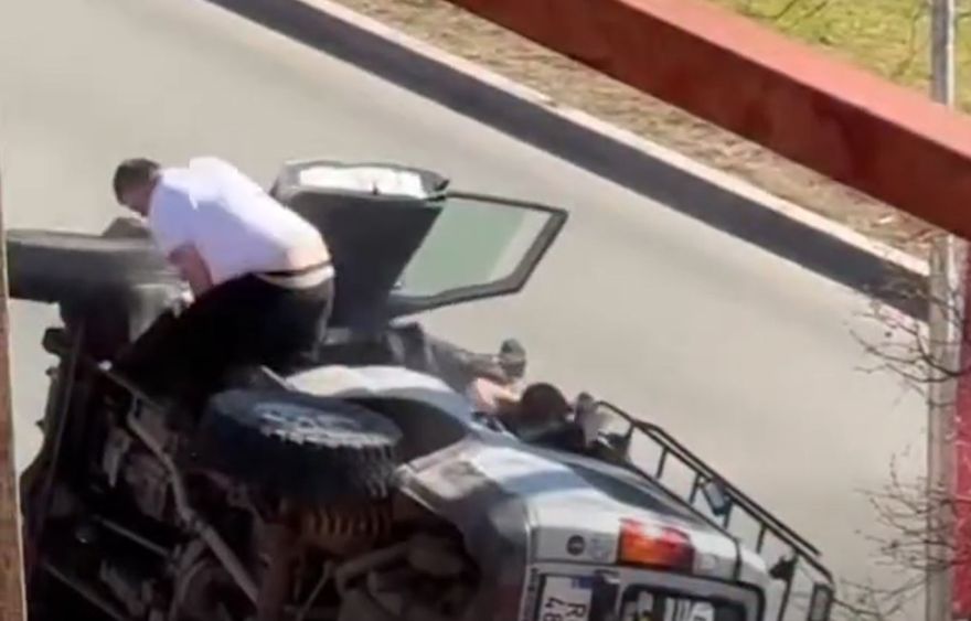 Jaunmārupē apgāzies auto ar sešiem cilvēkiem salonā - viņu vidū arī bērni