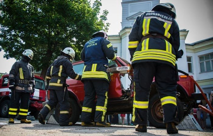 Jaunolainē automašīna izvilkta no ezera, Siguldā – no grāvja