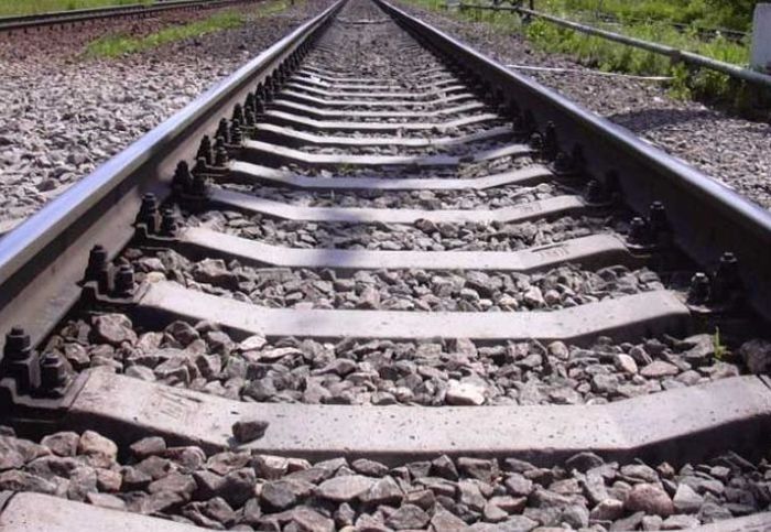 Jaunolainē no dzelzceļa sliedēm novelk automašīnu