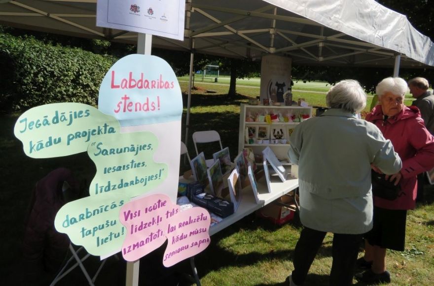 Jaunolaines seniori ar ziedojumu vākšanas kampaņu savākuši nepieciešamos līdzekļus soliņa iegādei