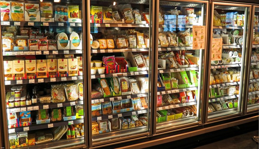 Jūlijā gaidāmas izmaiņas veikalu plauktos: kuri produkti kļūs lētāki?