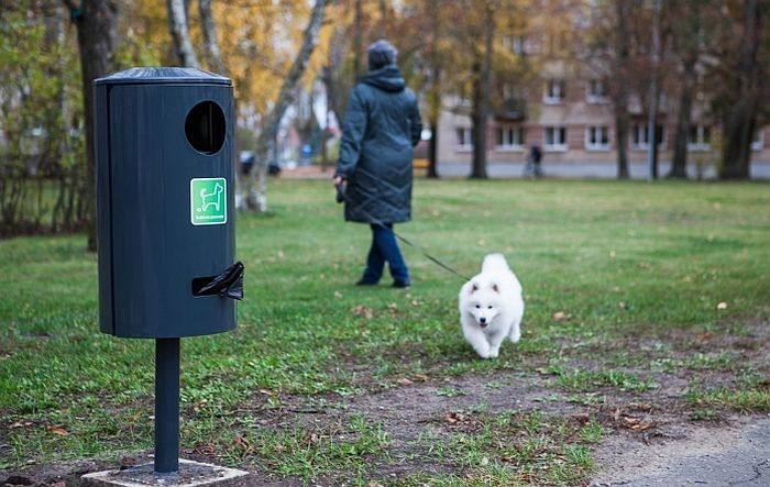 Jūrmalā izvietotas urnas suņu atkritumiem