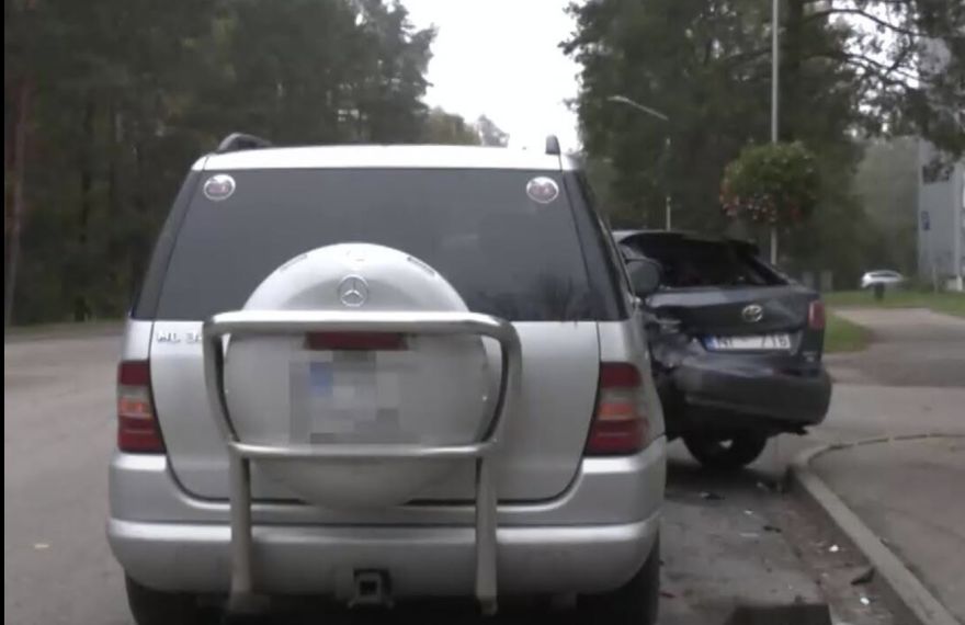 Jūrmalā šoferis ar vienu triecienu skar vairākas automašīnas, un pats no notikuma vietas aizlaižas