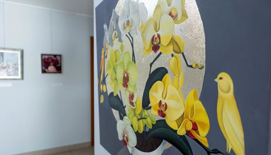 Jūrmalas Kultūras centrā apskatāma Ritas Uļjanovas gleznu izstāde