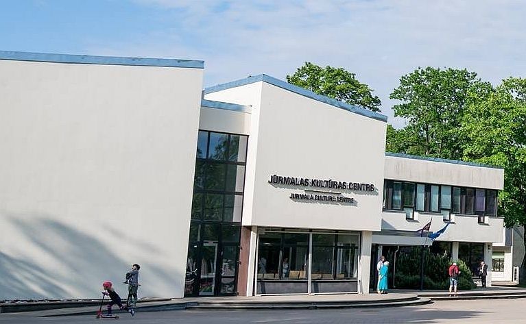 Jūrmalas Kultūras centrā atklās gleznu izstādi "Gadu mijas noskaņā"