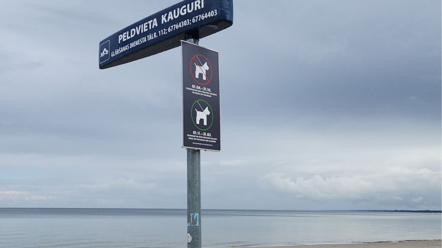 Jūrmalas pludmalēs suņu saimniekiem vairs neizdosies izlikties, ka "nezināja noteikumus"